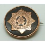 A 9ct gold militery brooch set with tortoiseshell and 'Honi Soit Qui Mal Y Pense'