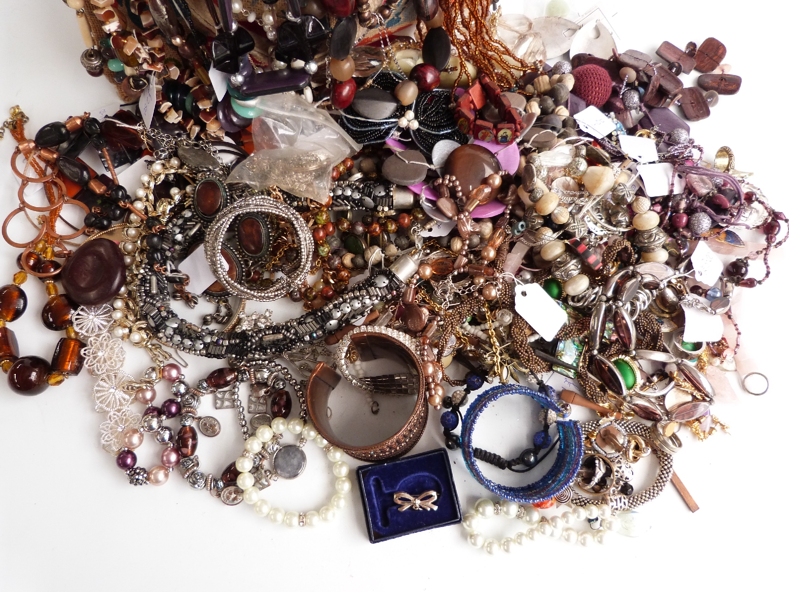A collection of costume jewellery including brooches, Hollywood brooch, beads, necklaces, silver - Image 3 of 3