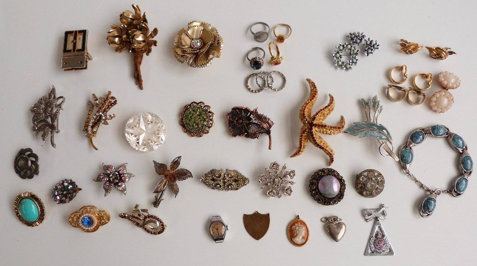 A collection of costume jewellery, brooches including Exquisite, Hollywood, Jewelcraft, filigree,