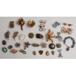 A collection of costume jewellery, brooches including Exquisite, Hollywood, Jewelcraft, filigree,