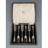 Cased set of six hallmarked silver cake forks, Birmingham 1927 maker Docker & Burn Ltd, the box
