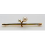 A 9ct gold brooch set with two pearls, 1.9g