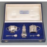 Elkington George V hallmarked silver three piece cruet set, three main pieces Sheffield 1930, weight