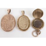 Victorian locket with engraved floral decoration, 3.5cm, Victorian locket, 3cm long, and a