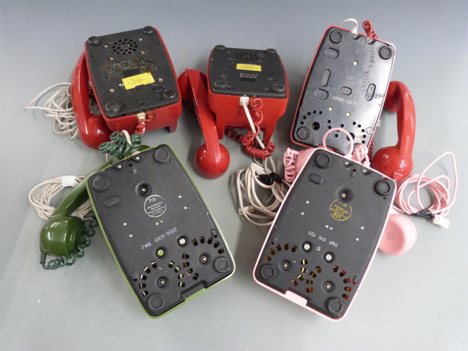 Five retro coloured telephones - Image 2 of 2