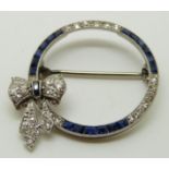 Art Deco platinum circular brooch set with diamonds and sapphires, with bow decoration, 2.8cm