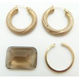 A pair of 9ct gold earrings, a 9ct gold ring (2.8g) and a smoky quartz