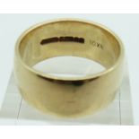 A 9ct gold wedding band/ ring 10.2g, size U