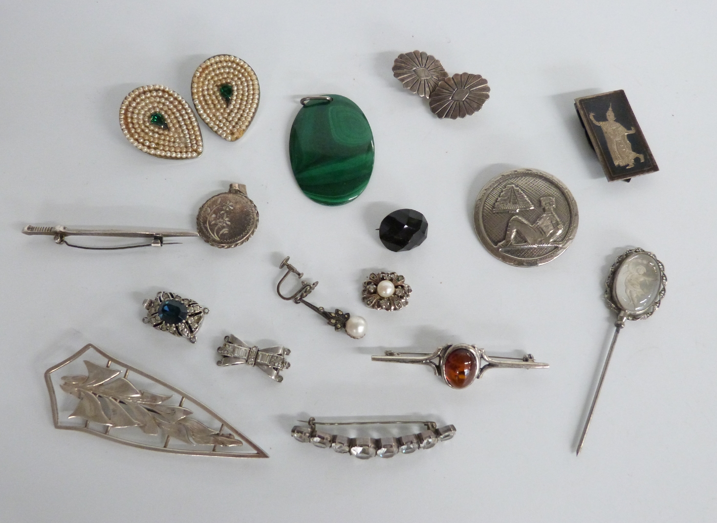 A collection of silver jewellery including rings, foliate brooch, clasps, hallmarked silver cigar - Image 5 of 7