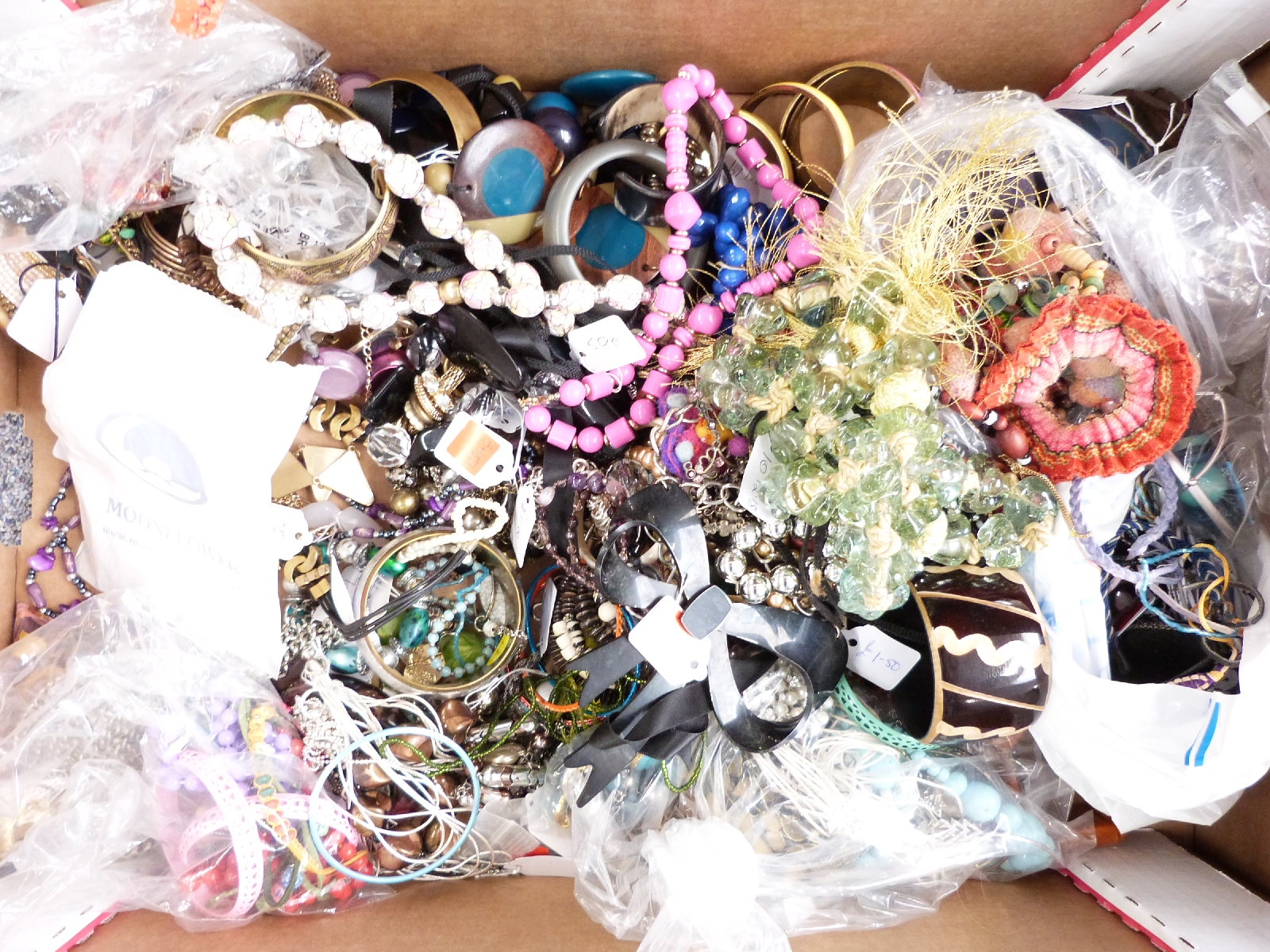 A collection of costume jewellery including necklaces, brooches, abalone bangle, etc - Image 4 of 4