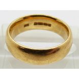 A 22ct gold wedding band/ring, 9g, size K