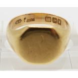 An 18ct gold signet ring, Birmingham 1921, 7g, size P