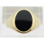 A 9ct gold ring set with onyx, 2.6g, size V