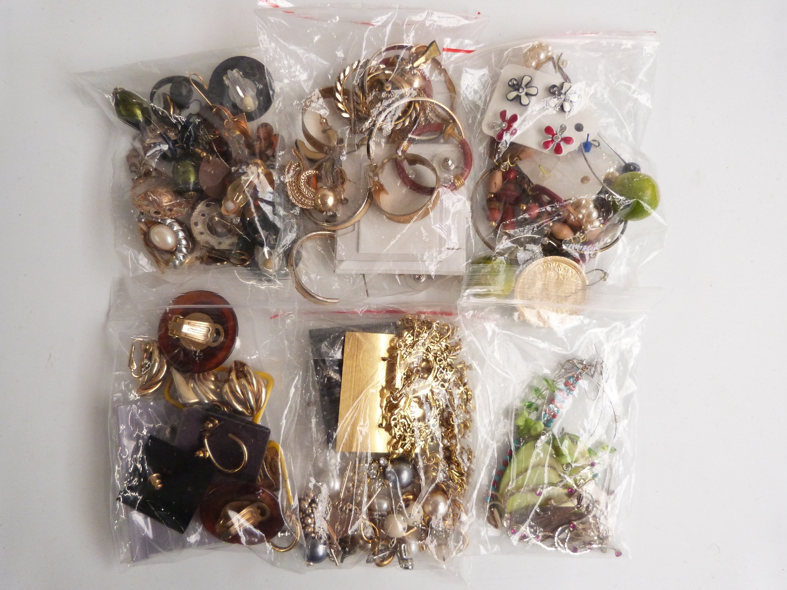 A collection of vintage earrings including silver, 1950s, etc - Image 4 of 4