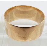 A yellow metal wedding band/ring, 3.1g, size K