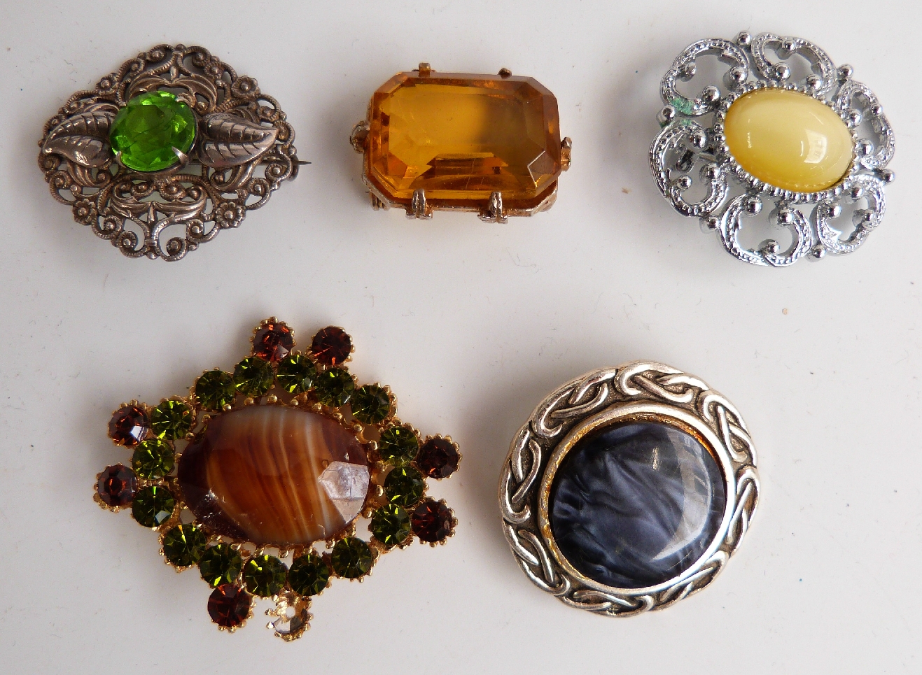 A collection of costume jewellery including filigree brooch, beads, thimble in case, brooches etc - Image 3 of 4