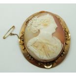 A 9ct gold brooch set with a cameo, 5.5 x 4.5cm