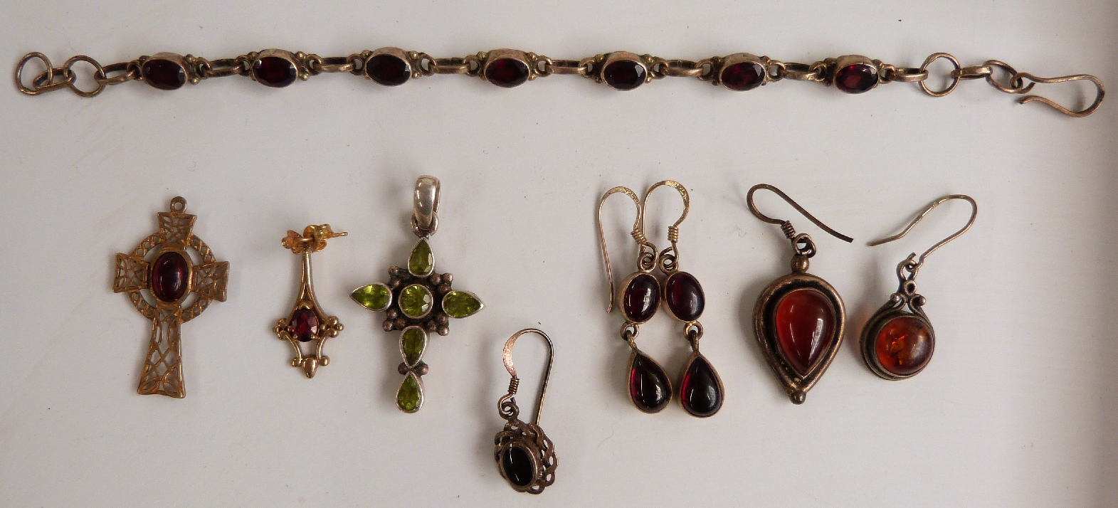 A collection of costume jewellery including Sarah Coventry brooch, silver pendant, silver - Image 2 of 2