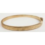 A yellow metal bangle with Greek key decoration, 7.43g (6.2 x 5cm)