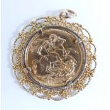 1900 gold full sovereign in yellow metal rope twist pendant mount, 11.3g all in