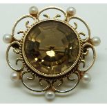 A 9ct gold brooch set with a quartz surrounded by pearls, 2.5g