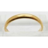 An 18ct gold wedding band/ ring, 2.1g, size L