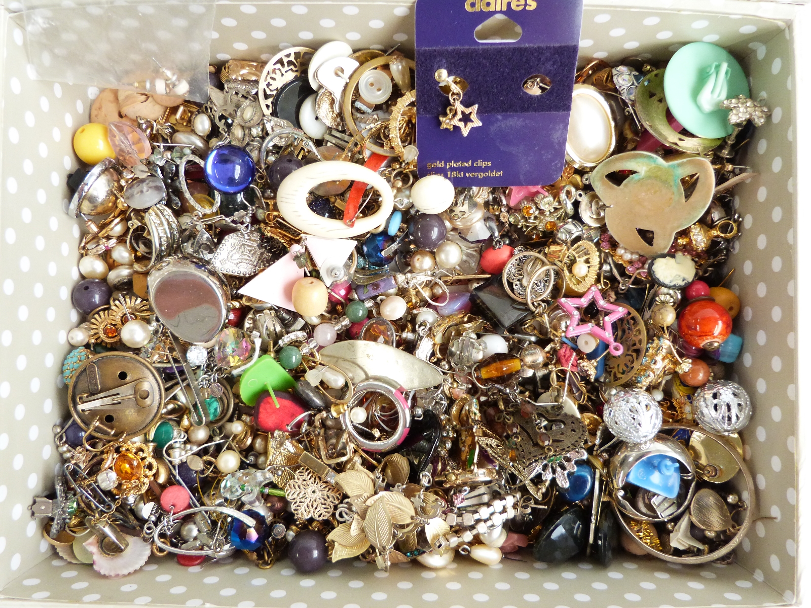 A collection of vintage earrings including silver, 1950s, etc - Image 2 of 4