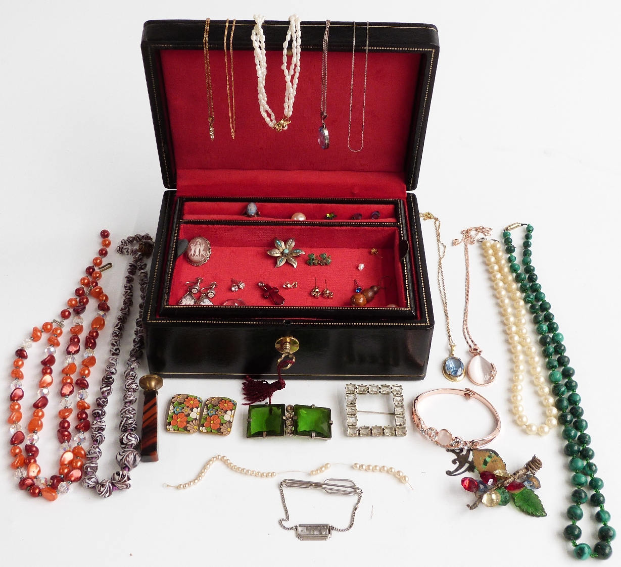 A collection of jewellery including a malachite beaded necklace, silver and turquoise brooch, a