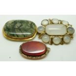 Victorian brooch/ pendant set with agate, a 9ct gold Victorian brooch set with moss agate and a