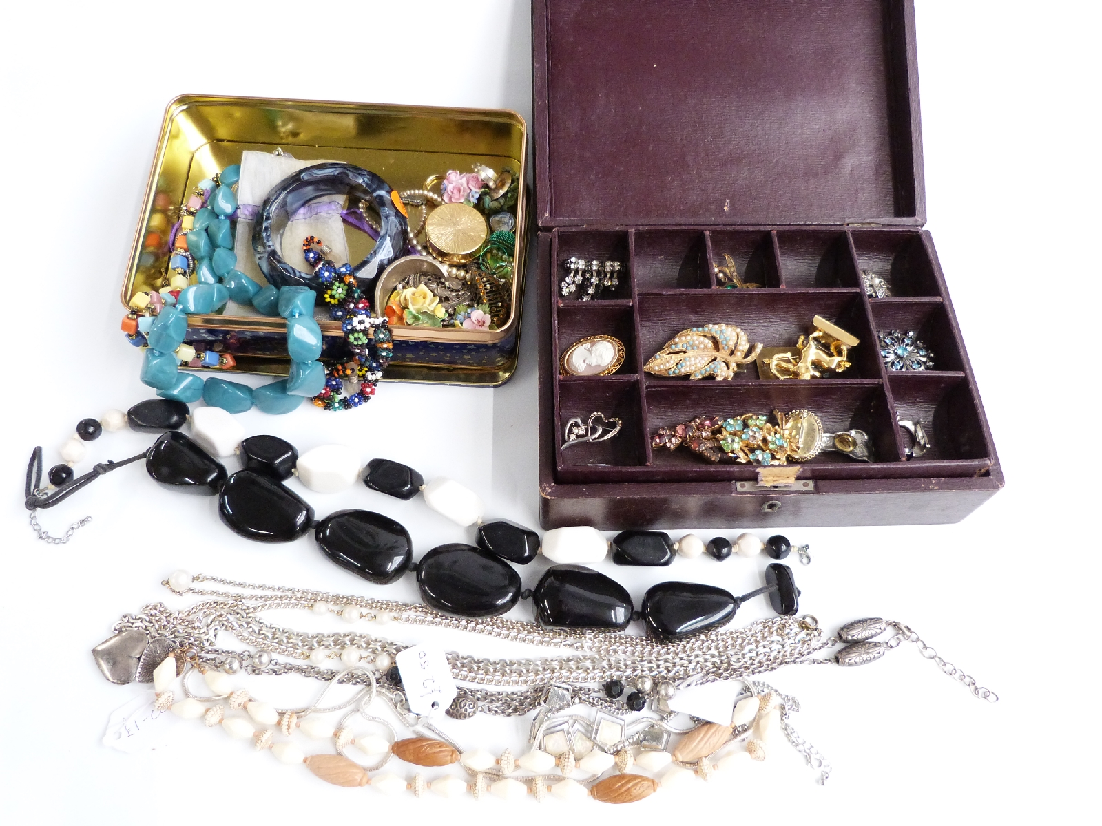 A collection of costume jewellery including necklaces, brooches, abalone bangle, etc - Image 3 of 4