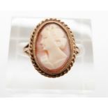 A 9ct gold ring set with a cameo, 2.3g, size J