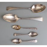 Pair of Georgian hallmarked silver table spoons, London 1792 maker's mark IB, length 21cm,