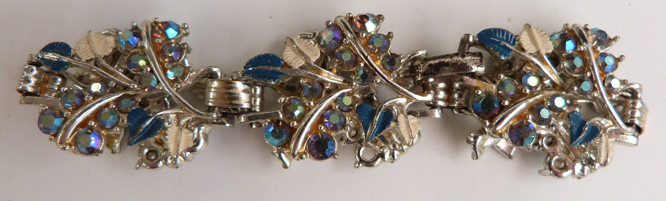 A collection of costume jewellery including a 9ct gold watch, Sarah Coventry brooch, watches, - Image 5 of 5