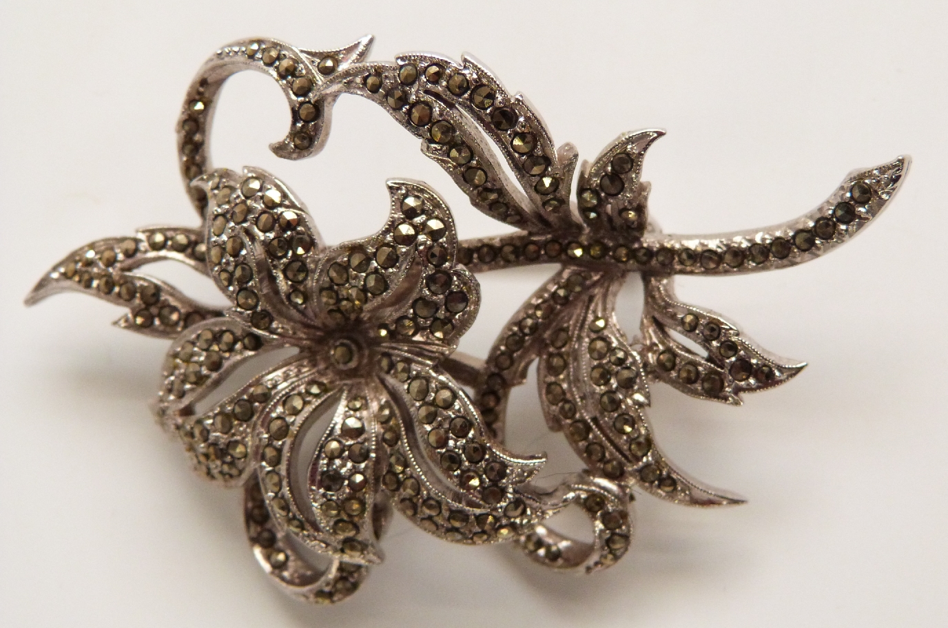 A collection of costume jewellery, brooches including Exquisite, Hollywood, Jewelcraft, filigree, - Image 5 of 5