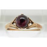 A 9ct gold ring set with a garnet cabochon, 2g, size N