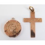 Edwardian 9ct rose gold cross, 3cm long and a 9ct rose gold locket with chased decoration, Chester