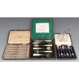 Walker and Hall hallmarked silver bladed and handled butter knives, weight 185g, cased mother of