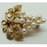 A 9ct gold brooch set with pearls in a grape and vine setting, 4g