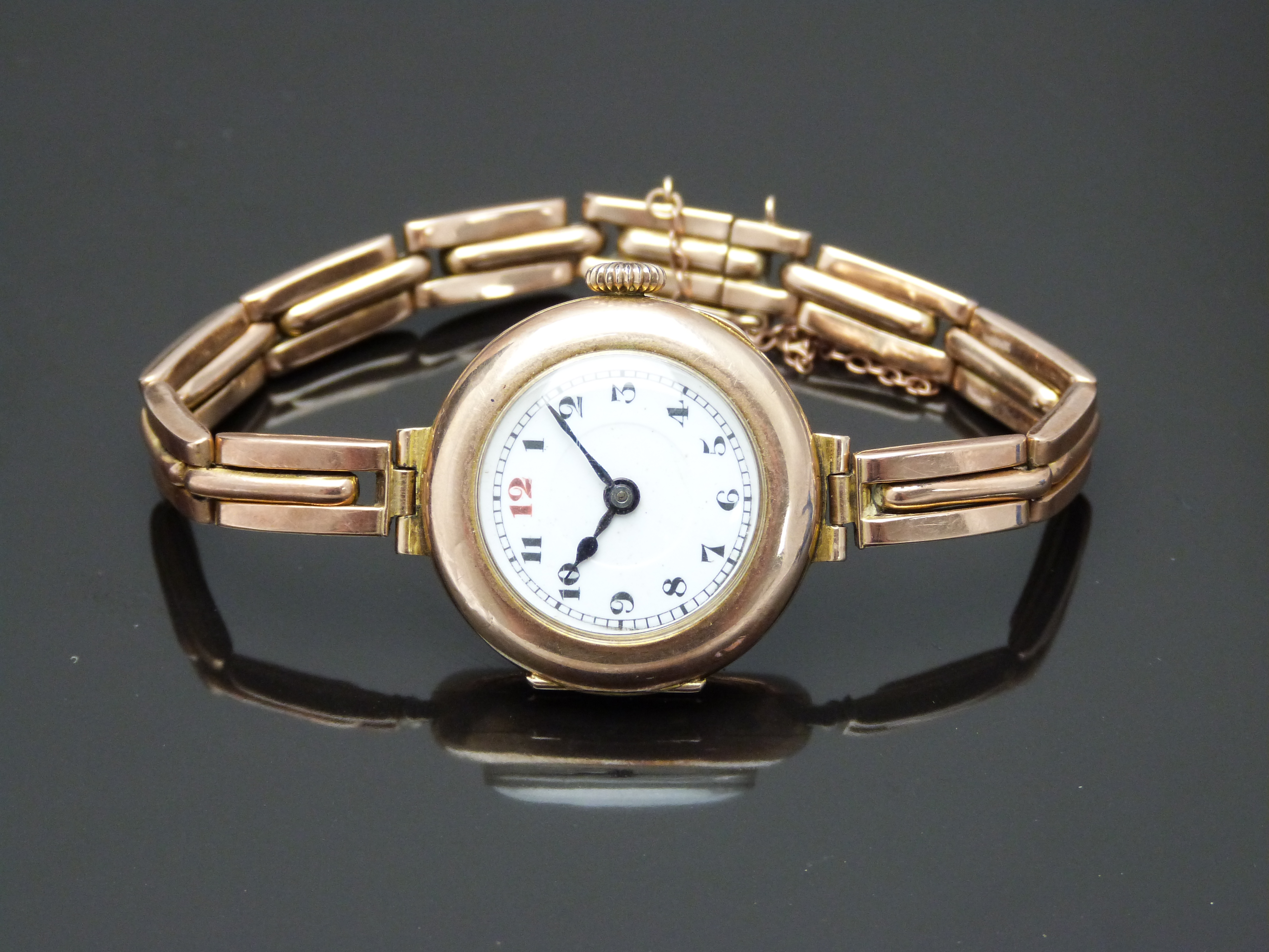 Edwardian 9ct gold ladies wristwatch with blued hands, black Arabic numerals, railroad minute track, - Image 2 of 4