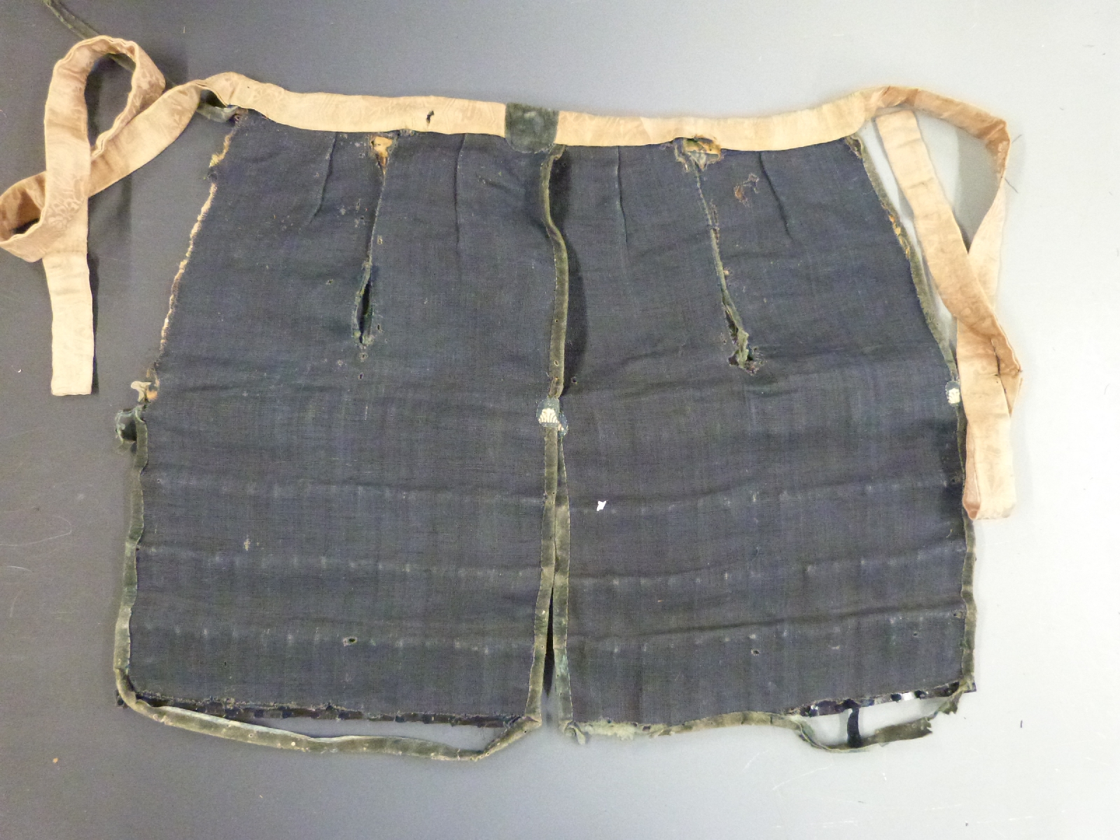Japanese Edo period haidate yoroi (thigh armour) of lacquered leather construction with silk lining, - Image 3 of 3