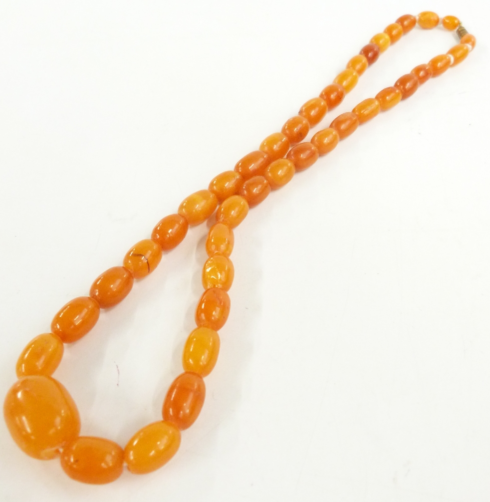 A small Baltic amber necklace made up of graduated oval beads (15g) and another amber necklace ( - Image 2 of 3
