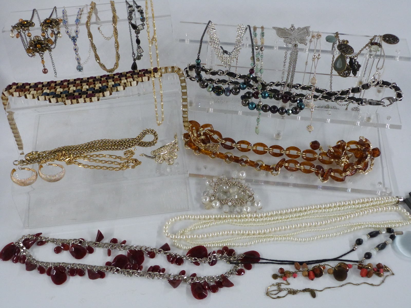 A collection of costume jewellery including rings, necklaces, etc - Image 2 of 5