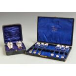 Cased set of hallmarked silver teaspoons and a cased hallmarked silver salt and pepper, weight 140g