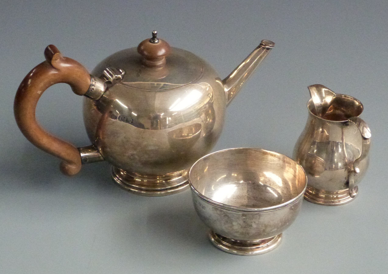 George V Irish hallmarked silver three piece bachelor's teaset, the teapot of bullet shape, Dublin