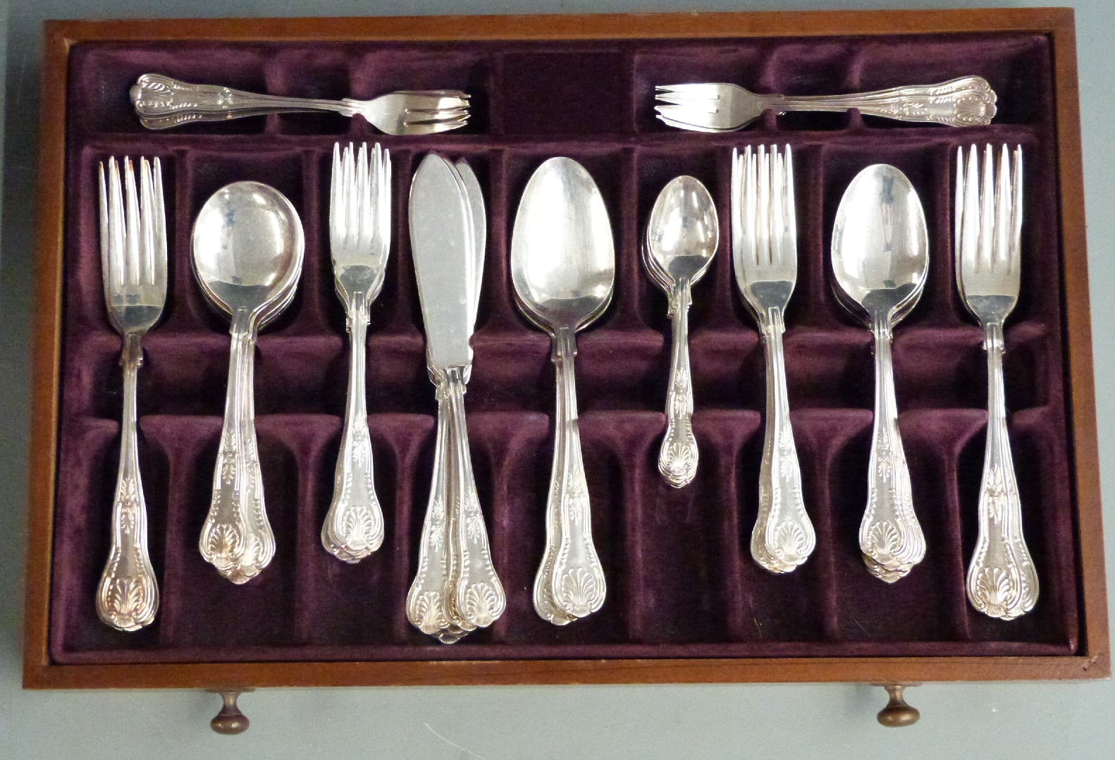 Viners twelve place setting silver plated canteen of Kings pattern cutlery - Image 2 of 4