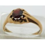 A 9ct gold ring set with a garnet, 4.0g, size S/T