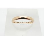 A 9ct gold wedding ring/band, size J, 1.6g.