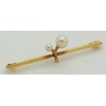 A 9ct gold brooch set with two pearls, 1.9g