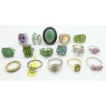 Fourteen silver rings set with emeralds, quartz, sapphires etc