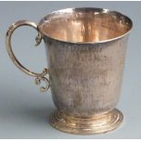 George V Reynell Oswald Huyshe Arts and Crafts hallmarked silver cup with hammered finish, London